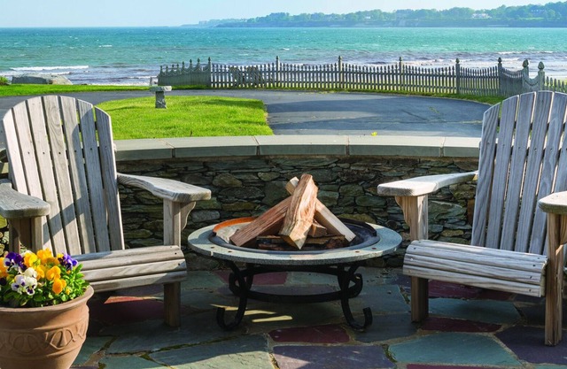 Beachfront Large Updated Family Home: Pool and Jacuzzi