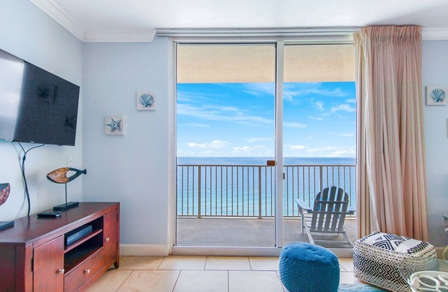 Beachfront Spacious Cozy Condo - Pools & Hot Hub & Spa - Walk to Pier Park