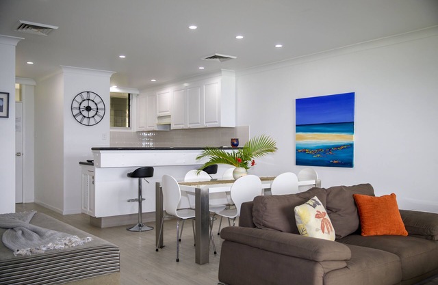 BEACHFRONT UNIT "EVERYTHING YOU NEED AT A PRICE YOU"LL LOVE" Frangipani 206