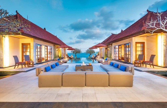 Beachfront View with 7 Bedroom Villa in Uluwatu