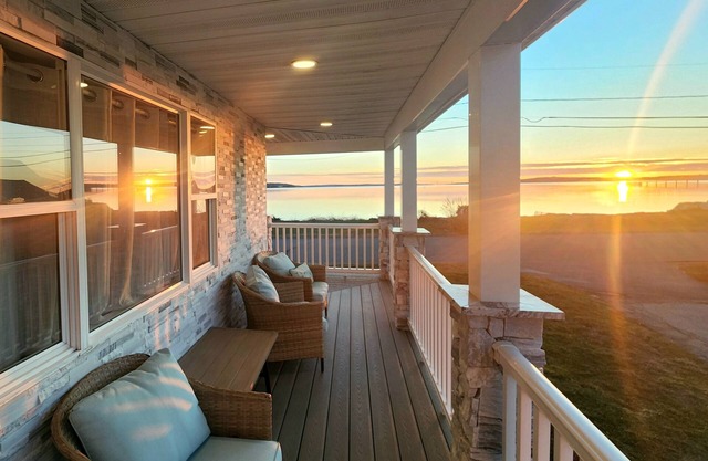 Beachfront w/Hot Tub, Sauna, Pool, Fire pits, Grill & Panoramic Views