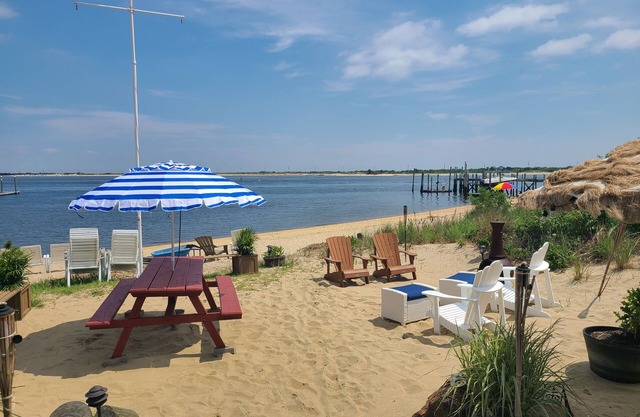 BEACHHOUSE SUITE BEACH AND KAYAKS IN BACKYARD