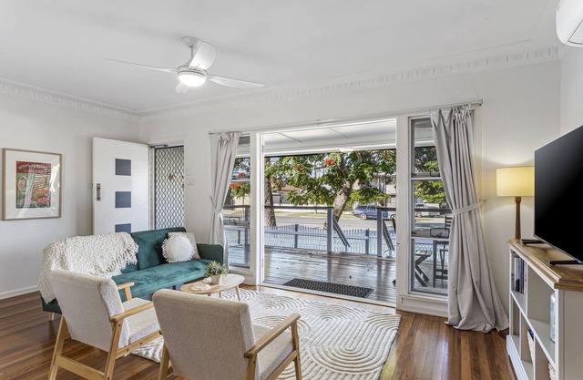 Beachside 3-Bed family Home with Parking & Veranda