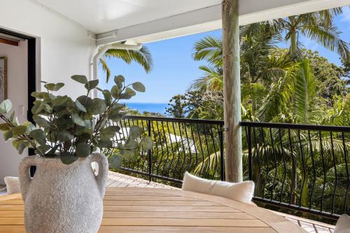 Beachside 4-Bed Retreat with Study Nook & Views