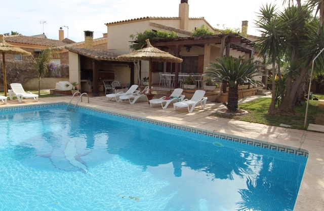 Beachside Getaway: Private Pool, Pet-Friendly, Free WiFi, Air Con, Near Dog-Friendly Beach