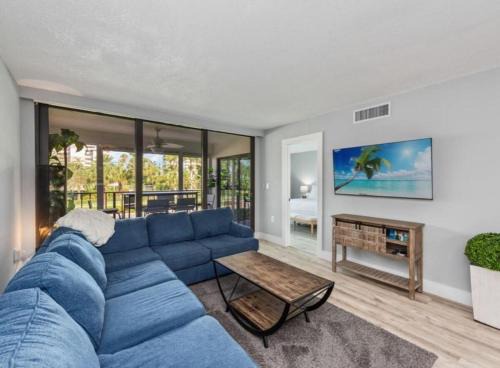 Beachside living on Marco Island! 2 Bedroom 2 Bath - EASY BEACH ACCESS - 5 STAR!