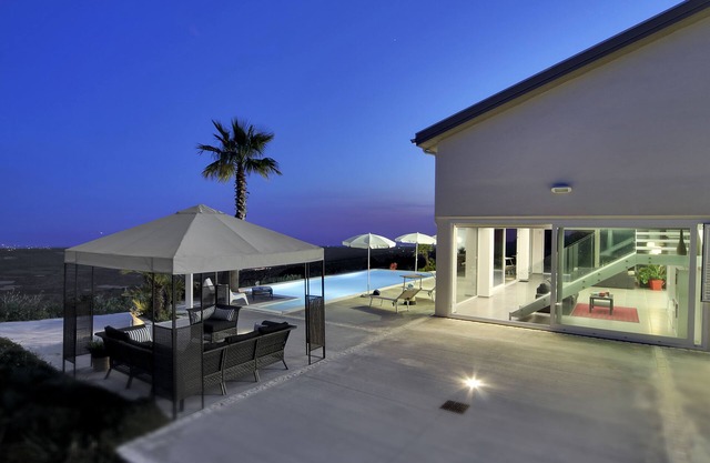 BEACHSIDE, LUXURY APARTMENT