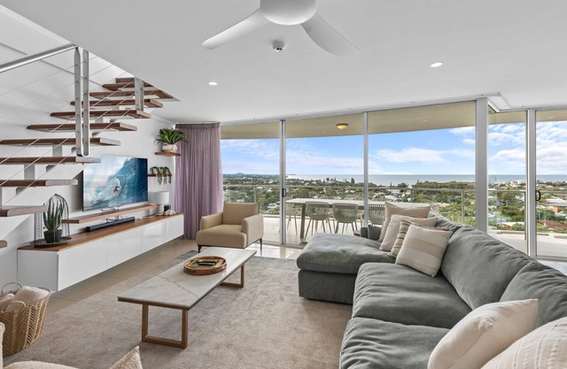 Beachside Penthouse w Private Rooftop & Oceanviews