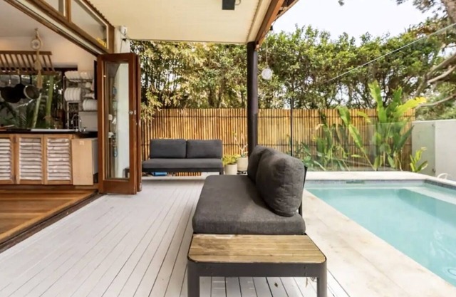 Beachside pet friendly home in Suffolk Park, with pool. Sleeps 10