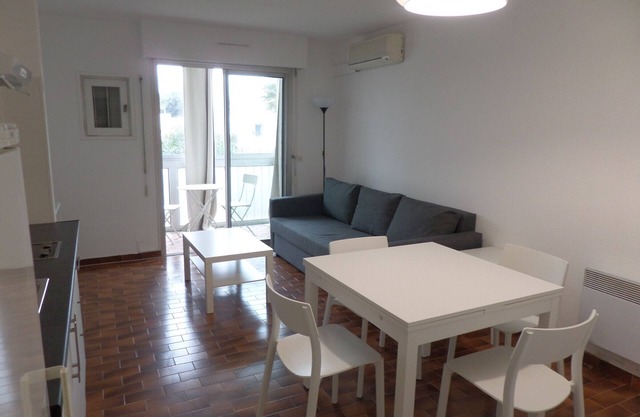 Beachside Studio Cabin with AC, Parking, and Pet-Friendly
