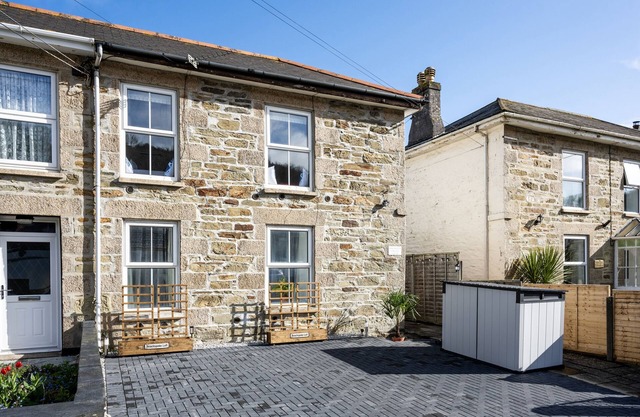 BEACHSPOKE LOFT, family friendly, with open fire in Portreath