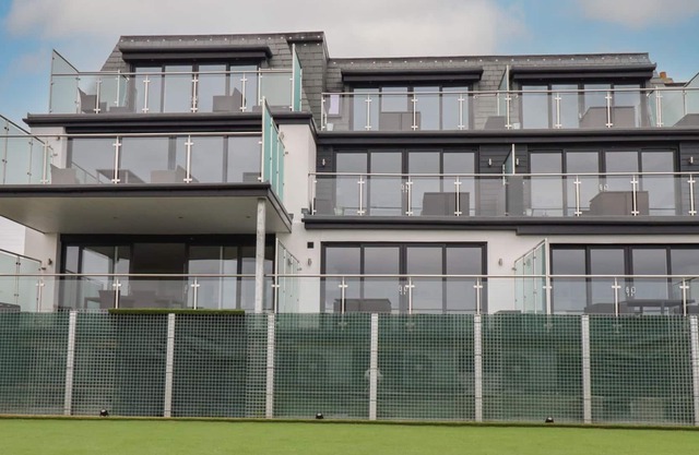 BEACHVIEW APARTMENT 5, pet friendly, with a garden in Crantock