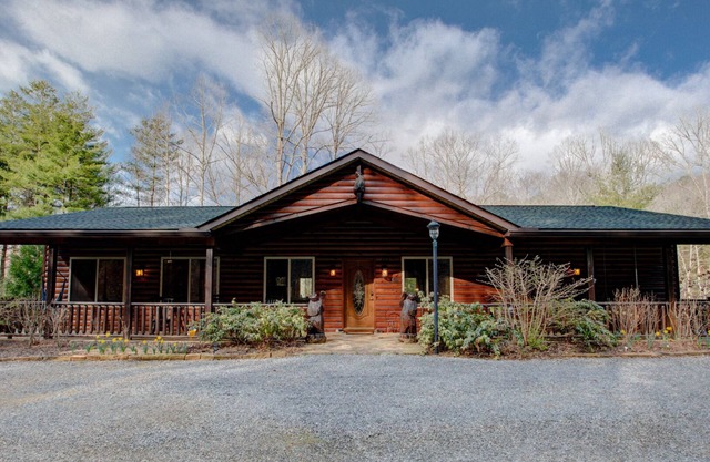 Bear Bottom Cabin | Spacious 3 BR Cabin Just Outside Asheville!