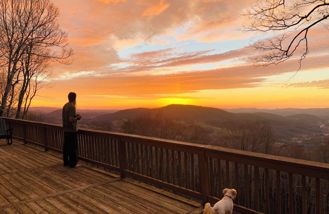 BEAR FEET RETREAT, 100 MILE VIEWS, HOT TUB, 4 BEDROOMS, sleeping loft SLEEPS 22