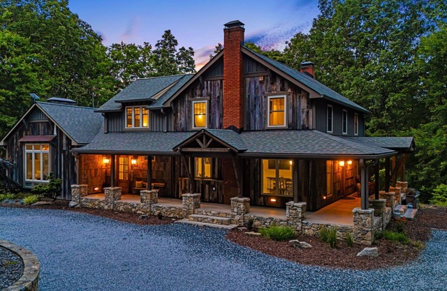 Bear Hug Retreat | Hot Tub, Fire Pit & Guesthouse + Biltmore Pass🔥