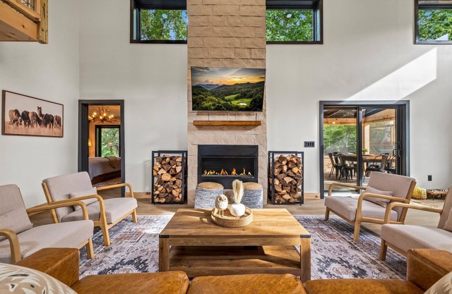Bear Snores On Creekside Luxury + Hot Tub