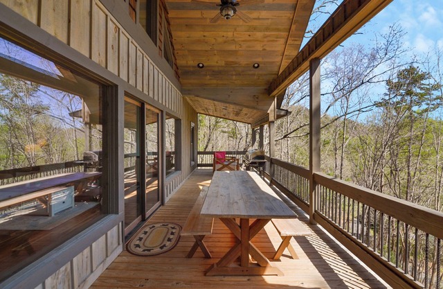 Bearfoot on the RivernNew spacious cabin w/Hot Tub, Movie Room and family resort