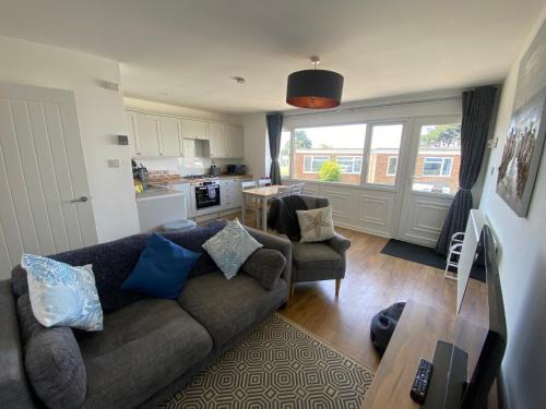 Beau - Brambles Chine, Colwell Bay - 5 star WiFi - Short walk to The Hut and beach - 1 night stays available - Ferry offers