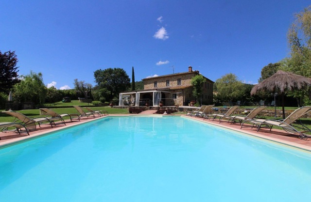 Beautiful private villa for 16 guests with private pool, WIFI, TV and pets allowed, close to Are.
