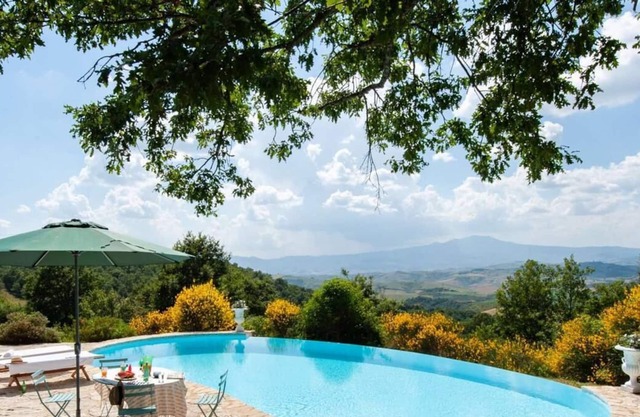 Beautiful Tuscan farmhouse with private pool