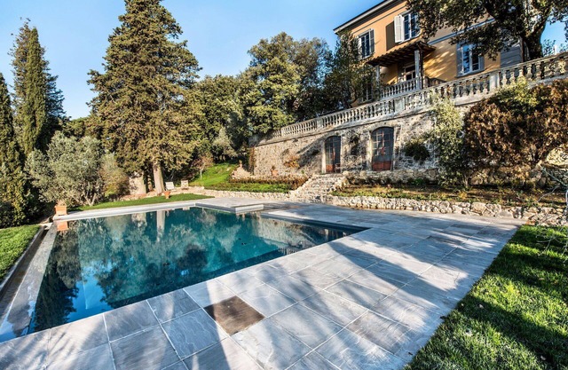 Beautiful private villa for 14 people with WIFI, private pool, A/C, TV, patio and pets allowed