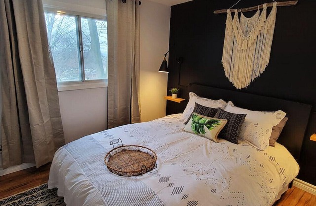 Beautiful 1 Bdrm Apartment - Close to Everything!