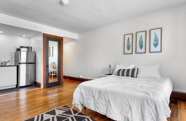 Beautiful 1 Bed on Grand near Hospitals!
