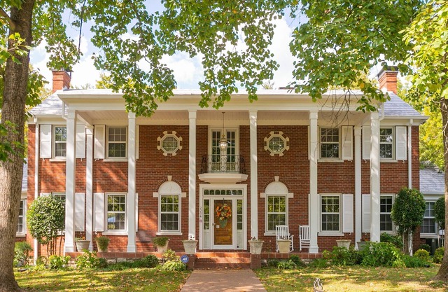 Beautiful 1930's Historic home, 5 miles to DT, airport and Opry!