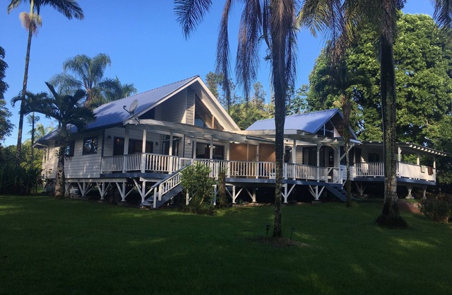 Beautiful 2 Bedroom, 1 bath, full kitchen, secluded acre of gardens