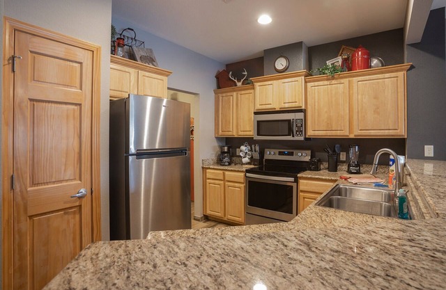 Beautiful 2 Bedroom Lakefront Condo