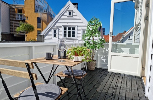 beautiful 2-bedroom In City Center, With balcony and Free Parking