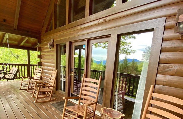 Beautiful 2 Bedroom/2 Master Bath cabin in Black Bear Falls Resort!
