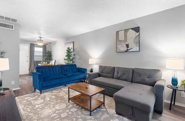 Beautiful 2BR/1BA in Hydepark 3761