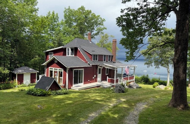 Beautiful 3-bedroom house on the bay in Bayside, a historic village in Northport