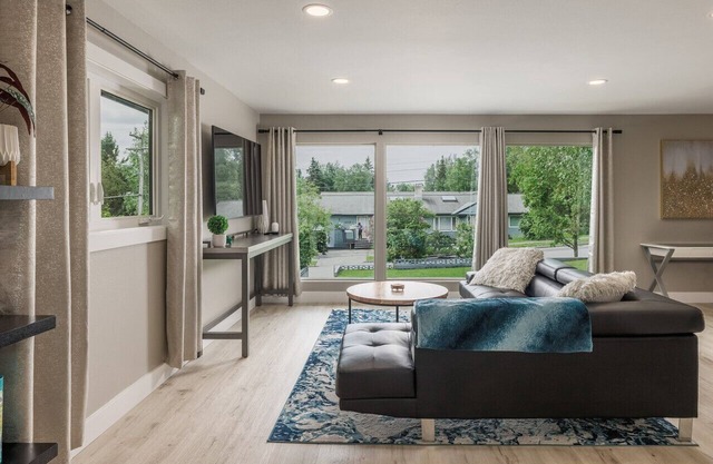 Beautiful 3BDR Home steps away from Parks & Trails