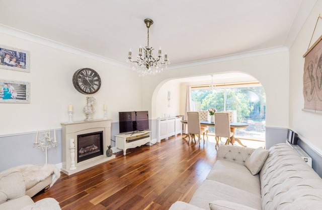 Beautiful 4 bedroom Family House!3 floors!Garden!