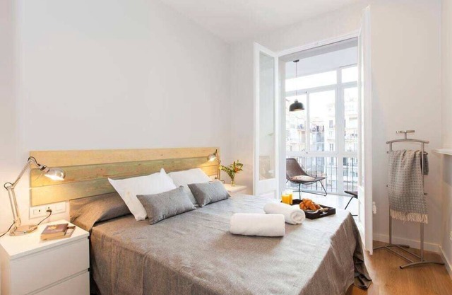Beautiful 4bd 4ba apartment in Eixample District