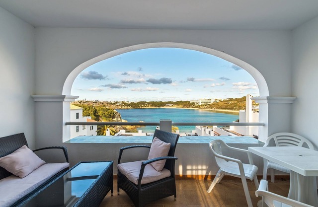 Beautiful Apartment with Wi-Fi, Pool, Terrace and Sea View