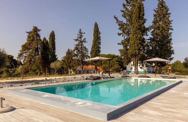 Beautiful apartment in villa for 2 guests with pool, WIFI, TV, terrace and parking