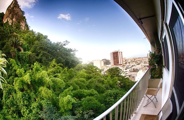 Beautiful and cozy 2 bedroom apartment with balcony and garage in Copacabana