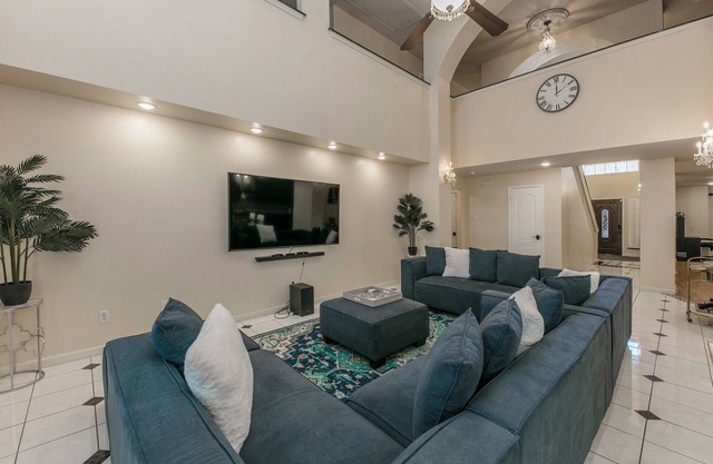 Beautiful and Very Spacious house 6 bed/3.5 baths