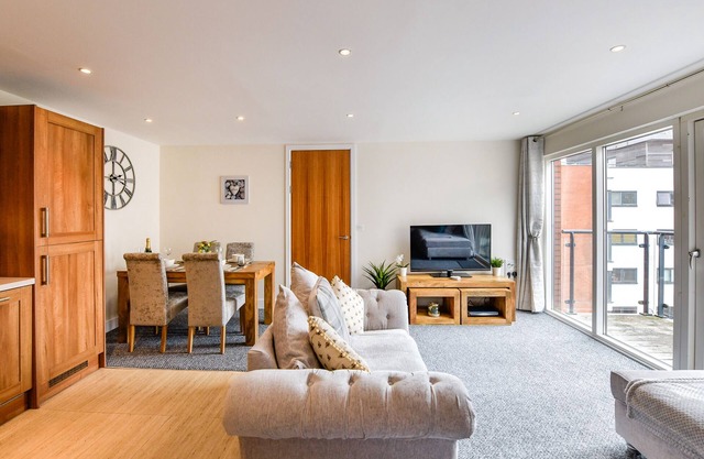Beautiful Apartment, 5 minute walk to City or Beach, Private Underground Parking