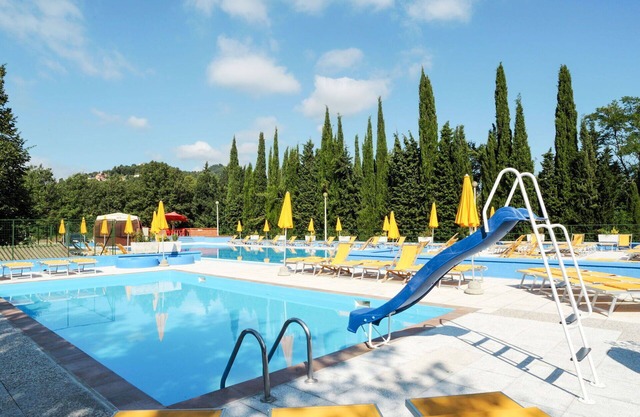 Beautiful apartment in villa for 4 people with WIFI, pool, TV, patio, pets allowed and parking