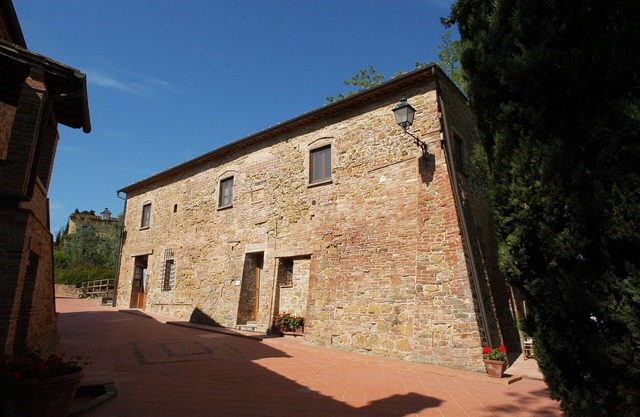Beautiful apartment for 8 guests with WIFI, A/C, pool, TV and pets allowed, close to San Gimignano