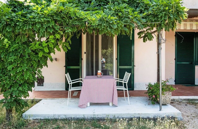 Beautiful apartment for 4 guests with pool, WIFI, A/C, TV, patio and pets allowed