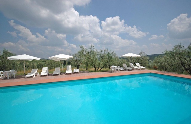 Beautiful apartment for 4 people with pool, WIFI, TV and parking, close to Florence