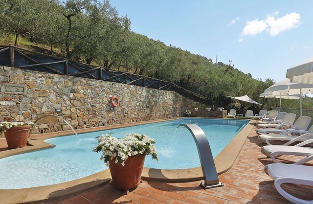 Beautiful apartment in villa for 4 guests with pool, WIFI, TV, patio and pets allowed