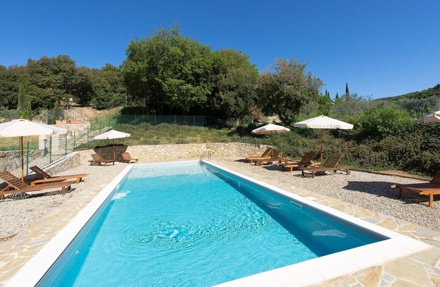 Beautiful apartment for 4 guests with WIFI, A/C, pool, TV, patio and panoramic view, close to Si.