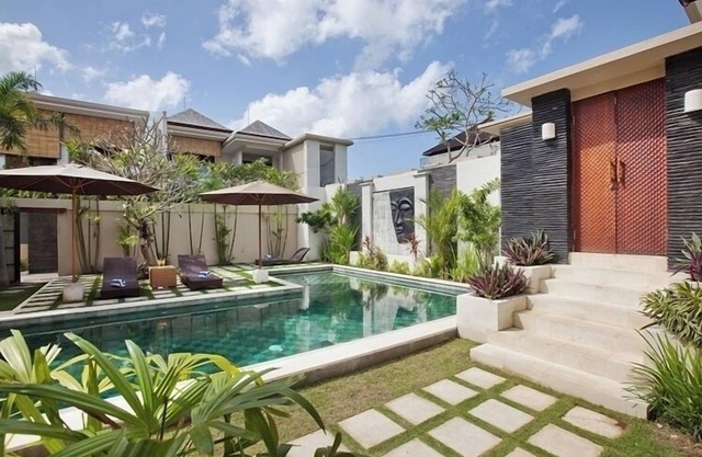 Beautiful appointed, 6 Bedroom Villa, Walk To Batu Belig Beach