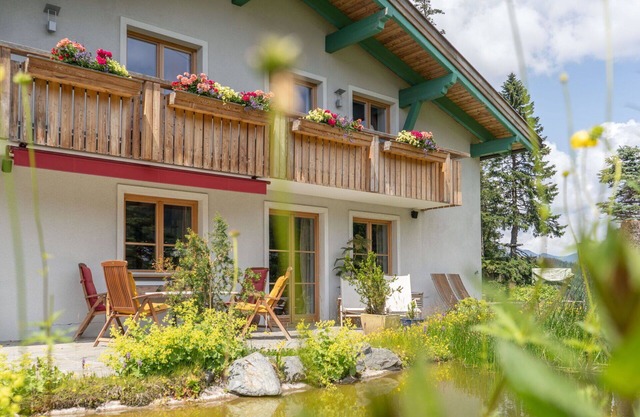 Beautiful private villa with hot tub, private pool, WIFI, A/C, TV, terrace, pets allowed and par.